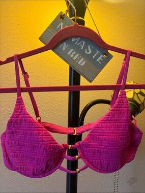 SUPER CUTE 🥰 Women’s Pink Smocked Underwire Bra